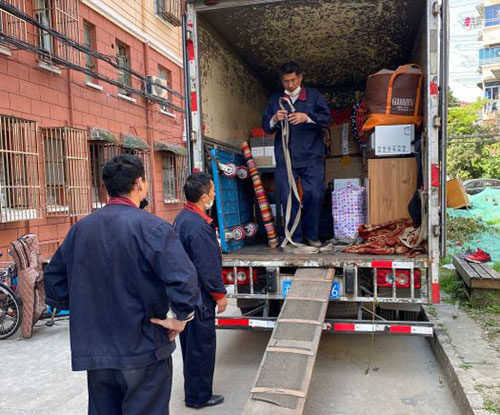 黄浦高楼层居民搬场